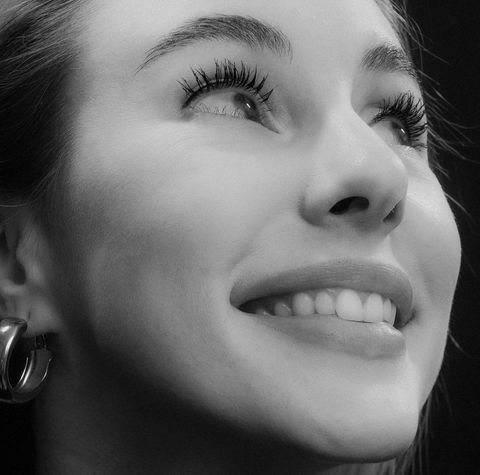 Sonrisa natural y elegante