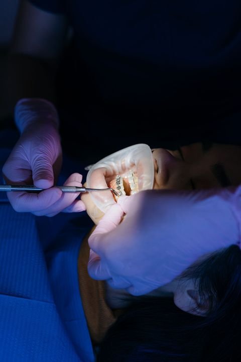 Odontología conservadora — examen con instrumental